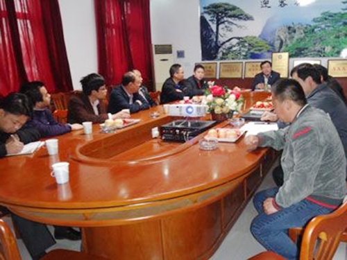 廠領(lǐng)導(dǎo)與客戶進(jìn)行技術(shù)交流